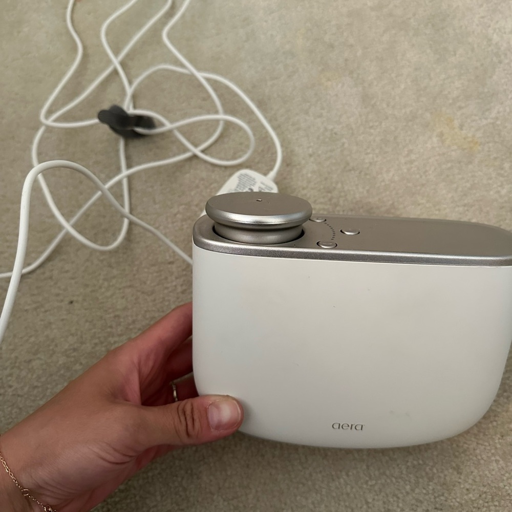 Aera White and Silver Diffuser